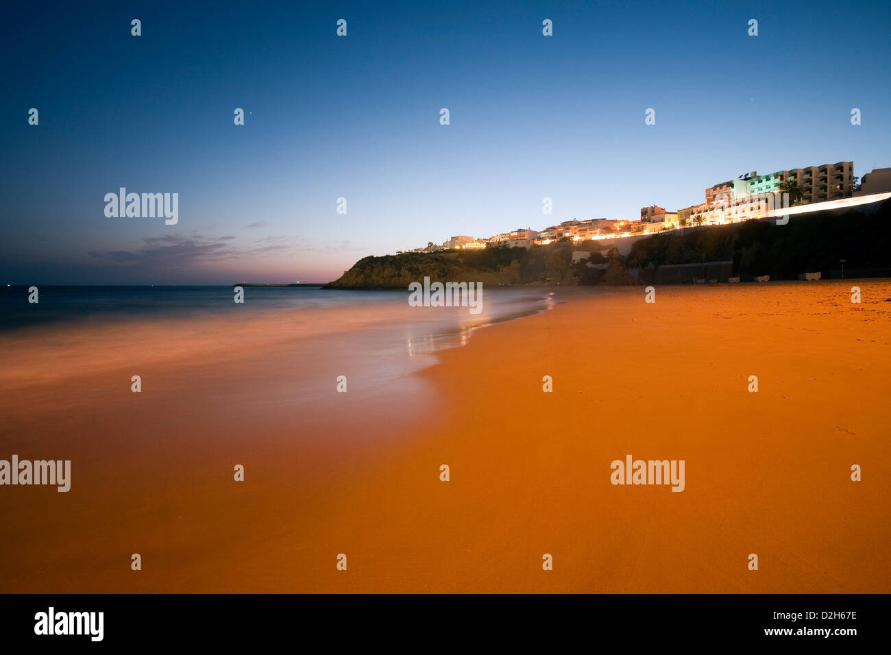 Albufeira, Portugal, Peneco Strand mit Blick auf Albufeira Abend Stockfoto