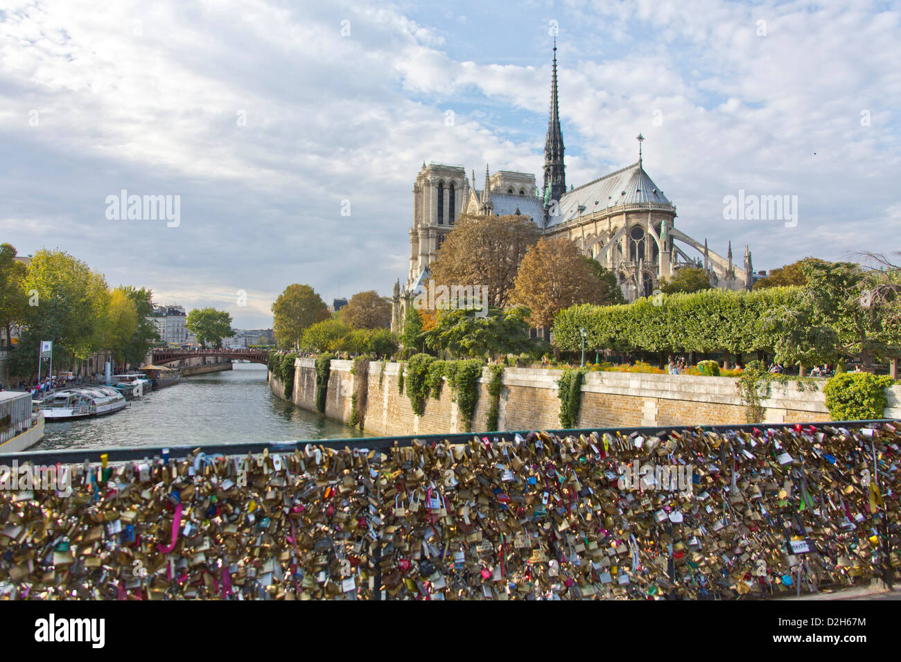 Notre Dame de Paris Kathedrale am Ufer von Bridge mit Cadenas sperren, Paris Frankreich 122563 Notre Dame gesehen Stockfoto