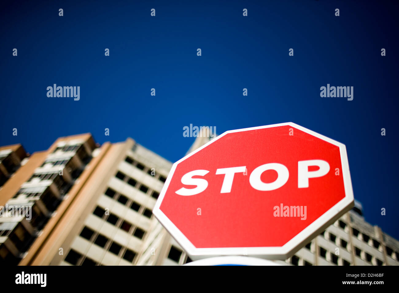 Sevilla, Spanien, Stop-Schild vor dem Gebäude Stockfoto