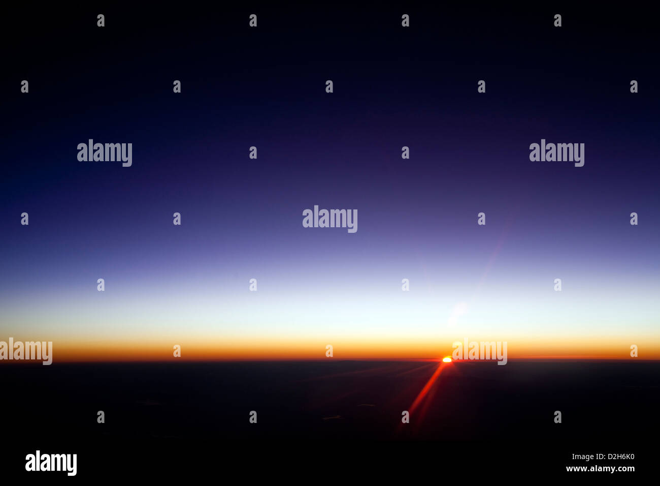 Spanien, Sonnenuntergang gesehen durch das Fenster eines Flugzeugs Stockfoto