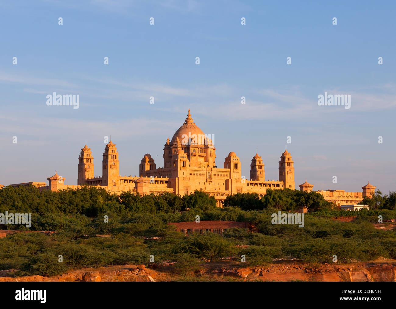 Indien, Rajasthan, Jodhpur, Umaid-Bhavan-Palast im späten Abendlicht Stockfoto