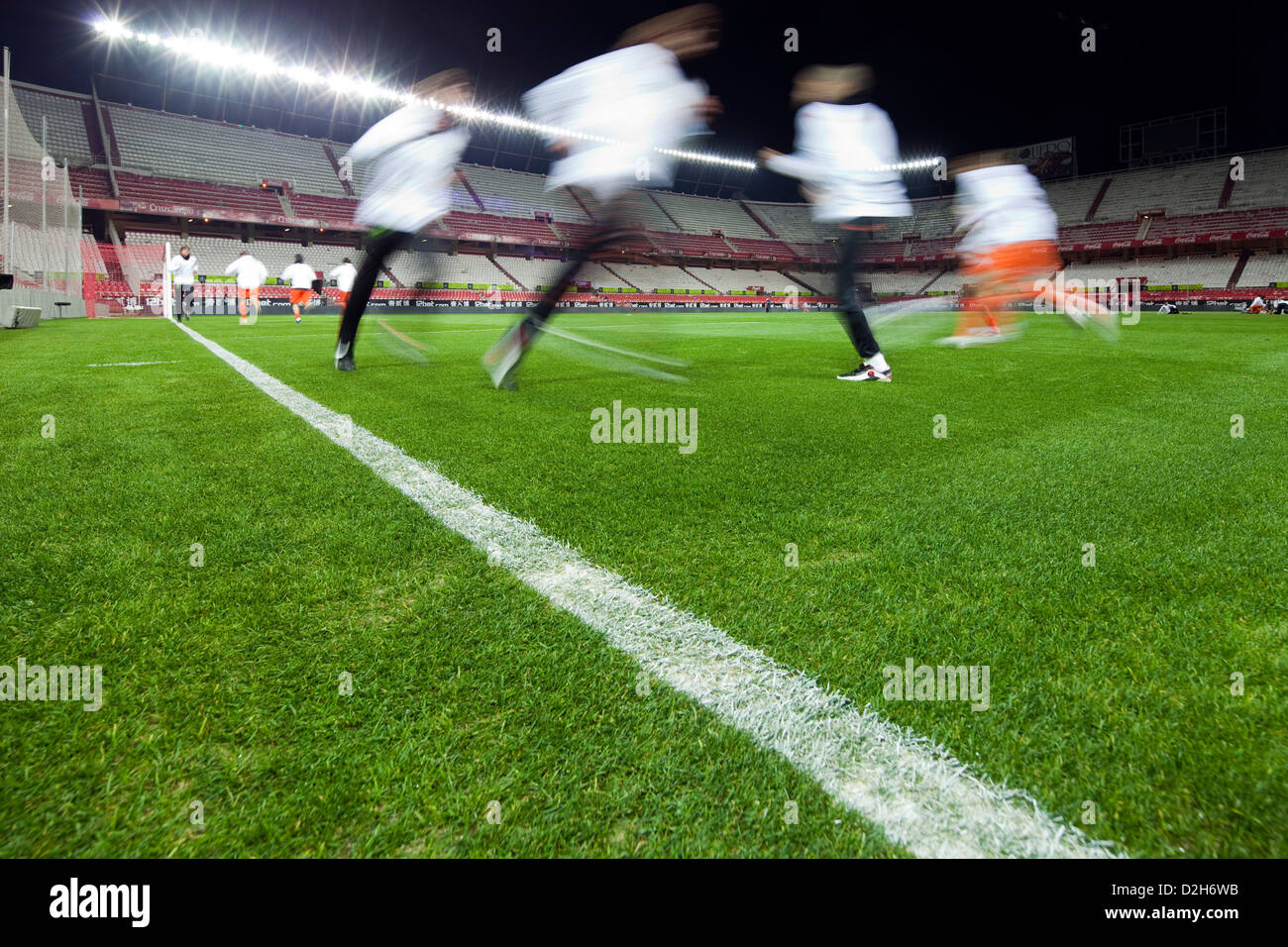 Sevilla, Spanien, Fußball-Spieler in einer Kneipe am Abend Stockfoto