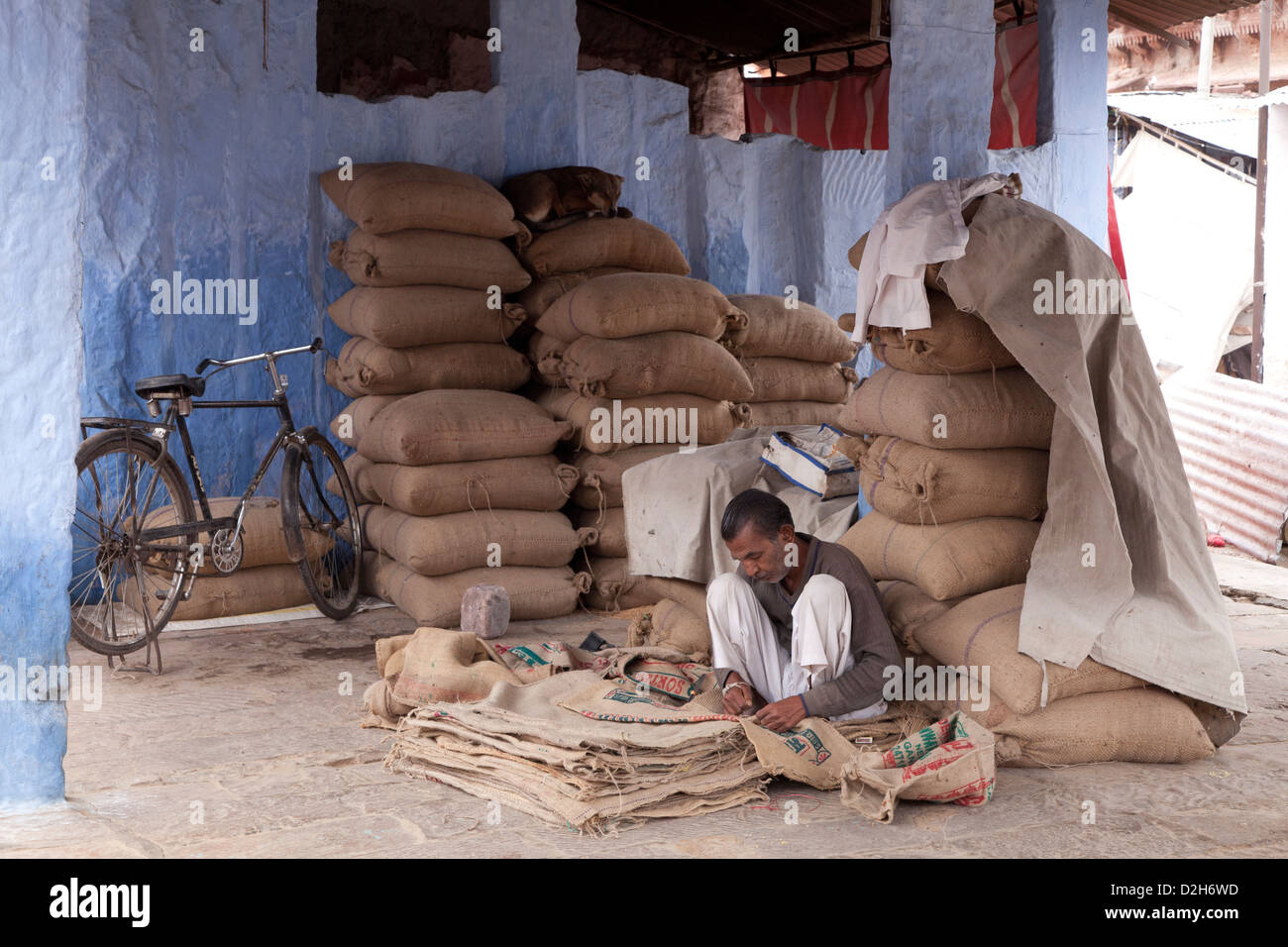 Indien, Rajasthan, Jodhpur Mann Reparatur hessischen Plünderung verwendet für den Transport von Getreide Stockfoto