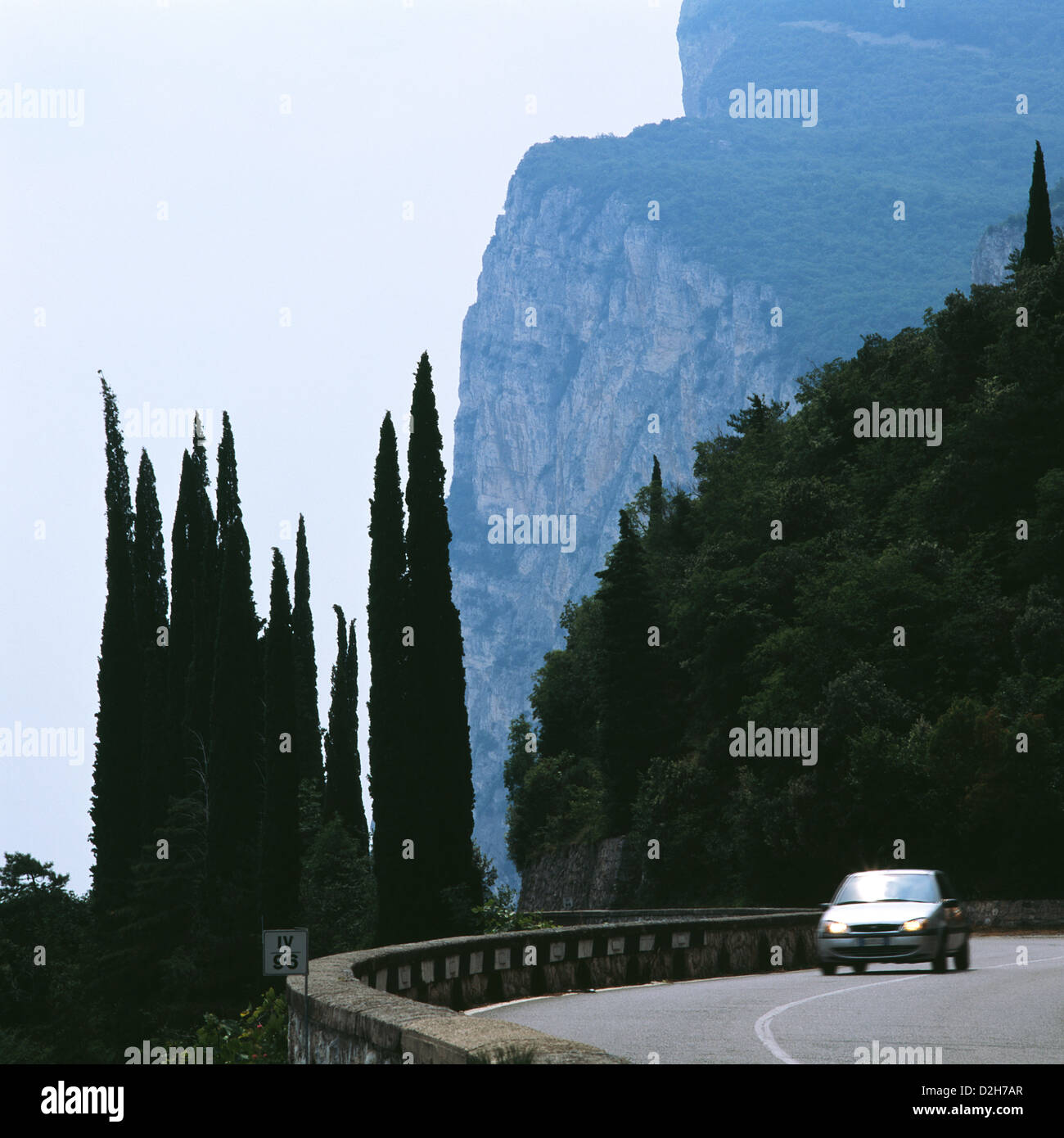 Campione del Garda, Italien, die Gardesana Occidentale, im Hintergrund Monte Castello Stockfoto