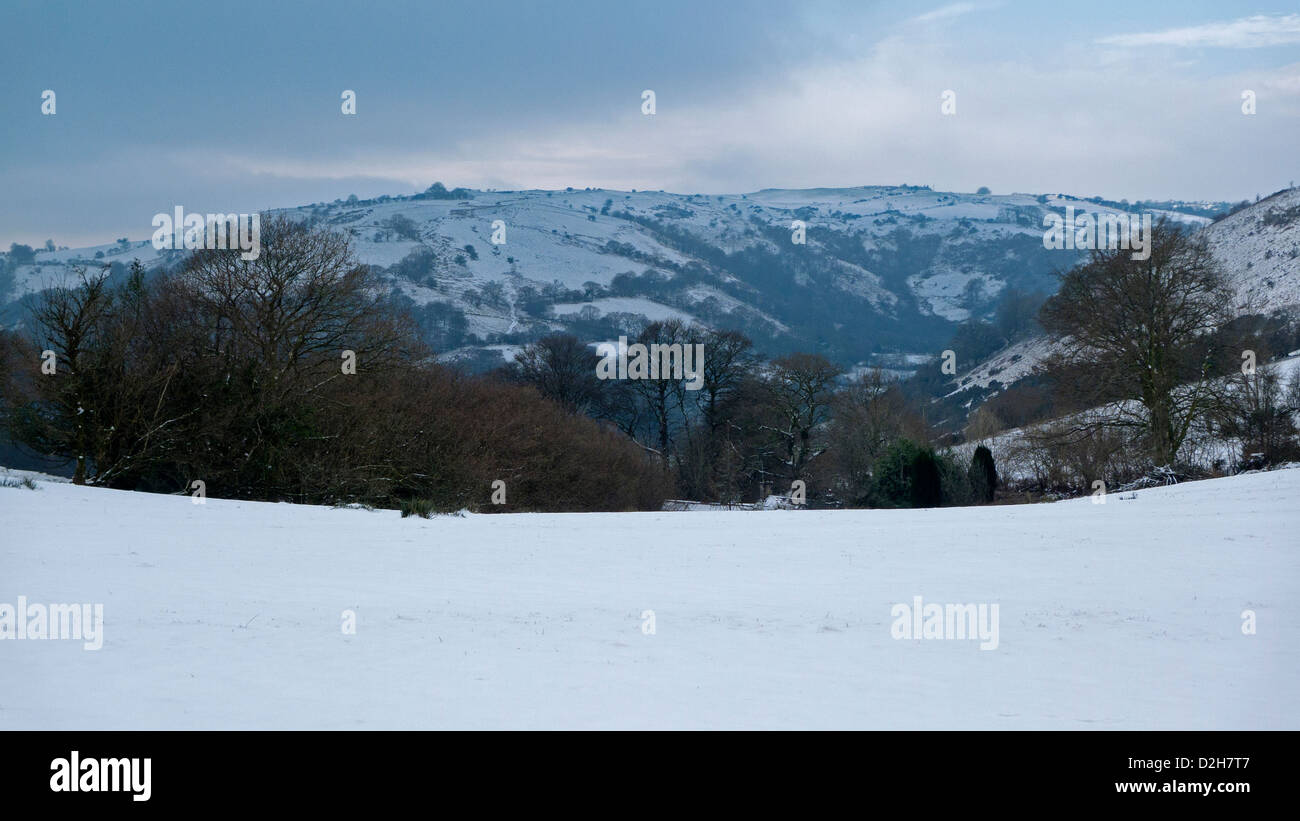 Winterlandschaft mit Bauernhof Hügeln und Schneefeld Carmarthenshire Wales UK 2013 Stockfoto