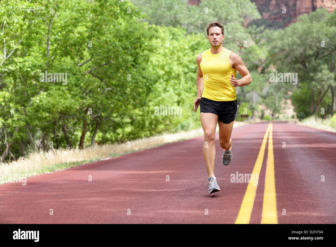 Voller Länge des sportlich fit kaukasischen männlichen Fitness-Sport-Modell für Marathon laufen auf Straße Stockfoto