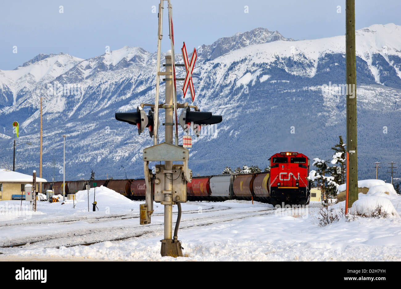 Ein Canadian National Güterzug durch die Stadt Jasper im Jasper-Nationalpark Alberta Kanada reisen. Stockfoto