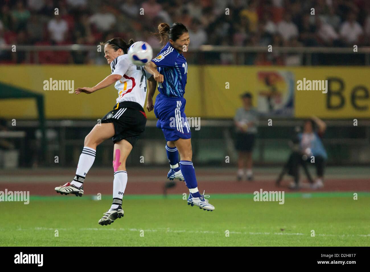 Homare Sawa von Japan (R) und Renate Lingor von Deutschland (L) springen für den Ball während einer FIFA Frauen WM Gruppe eine Übereinstimmung. Stockfoto