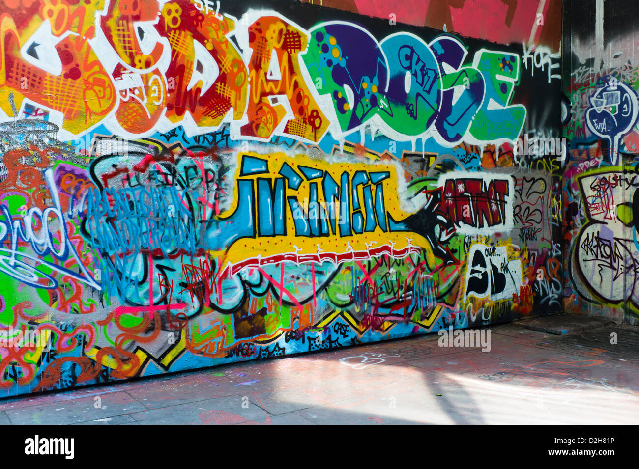 London, Southbank, Riverside, bunt, bunt, Graffiti, street-art Stockfoto