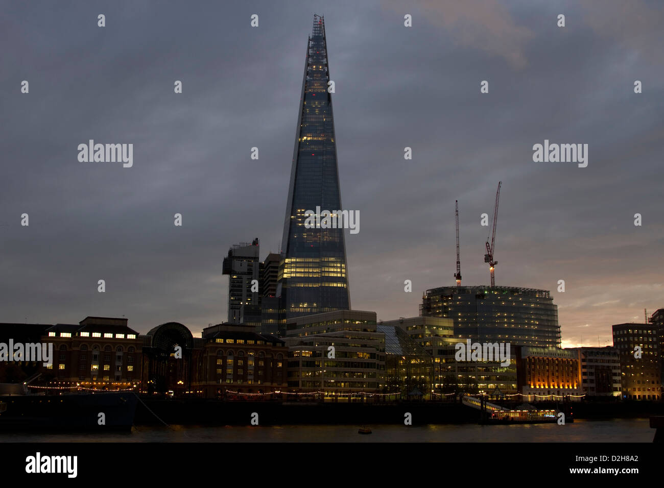 Der Shard, auch Shard of Glass, Shard London Bridge und früher London Bridge Tower genannt, in der Dämmerung. Stockfoto