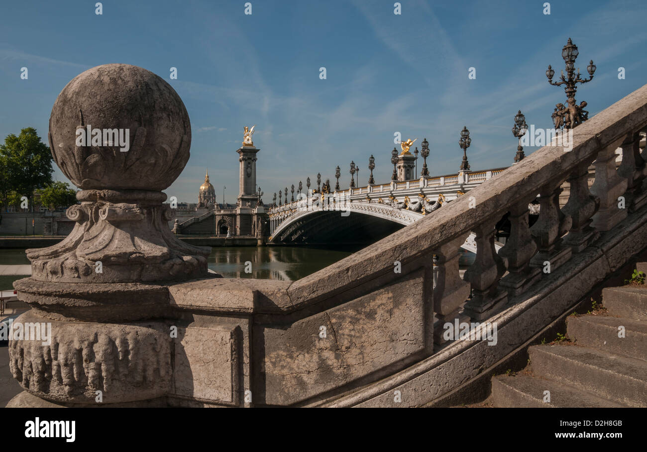 Der Pont Alexandre III ist eine Brücke die Seine Verbindung der Champs-Élysées und der Invalides und dem Eiffelturm. Stockfoto