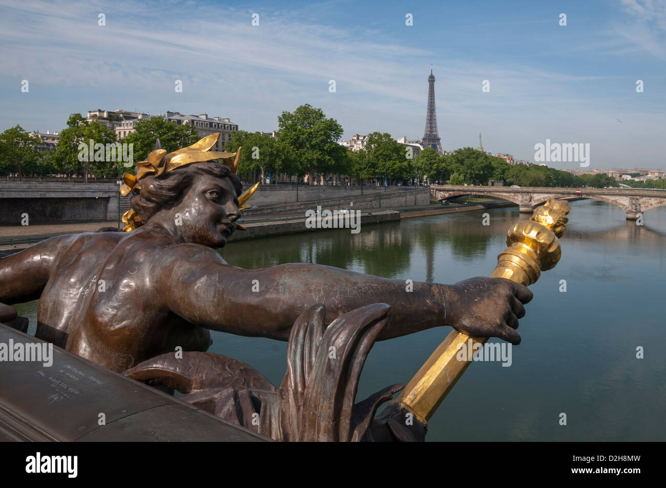 Der Pont Alexandre III ist eine Brücke die Seine Verbindung der Champs-Élysées und der Invalides und dem Eiffelturm. Stockfoto