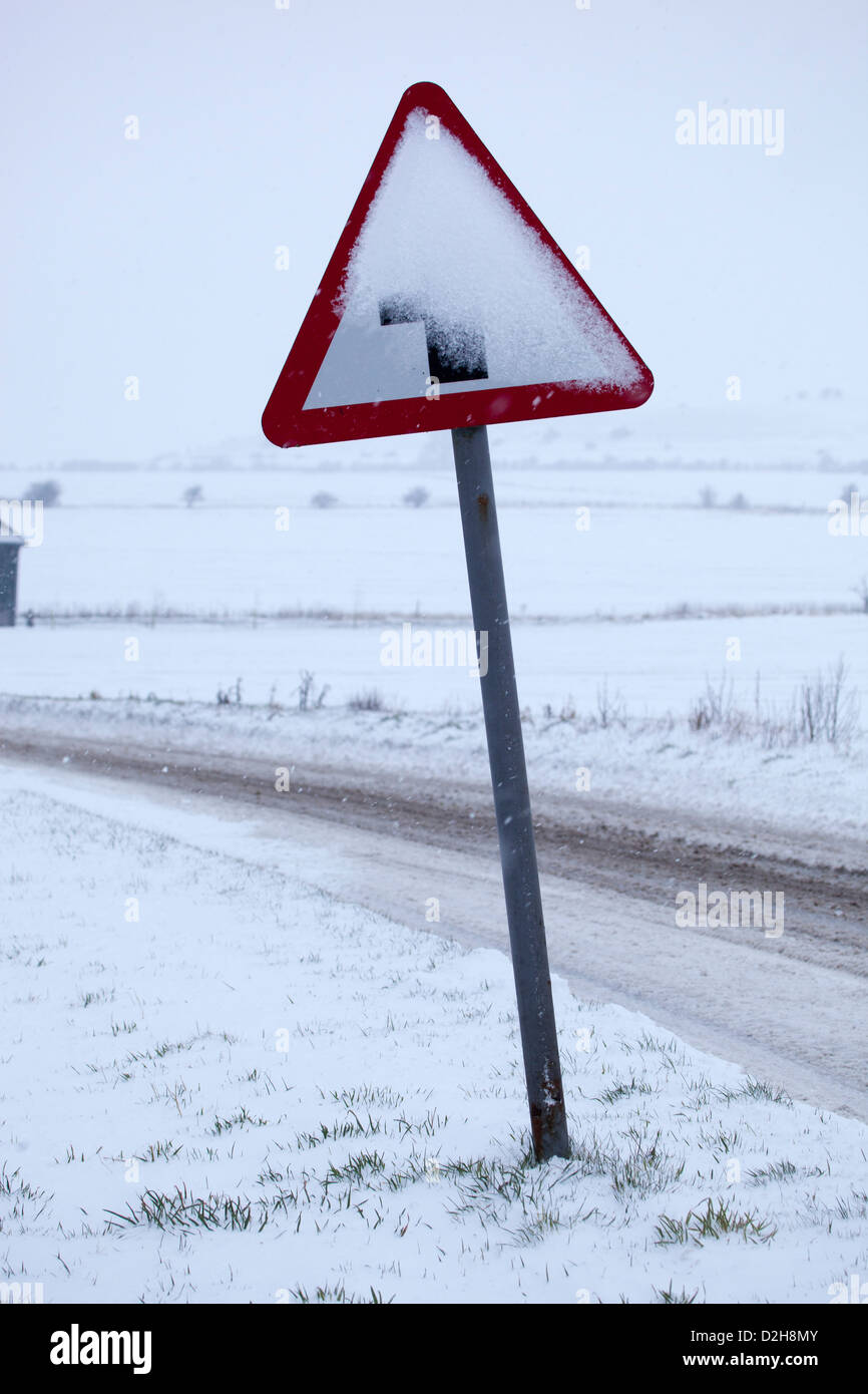 Geben Sie Weg Straßenschild teilweise durch Schnee verdeckt Stockfoto