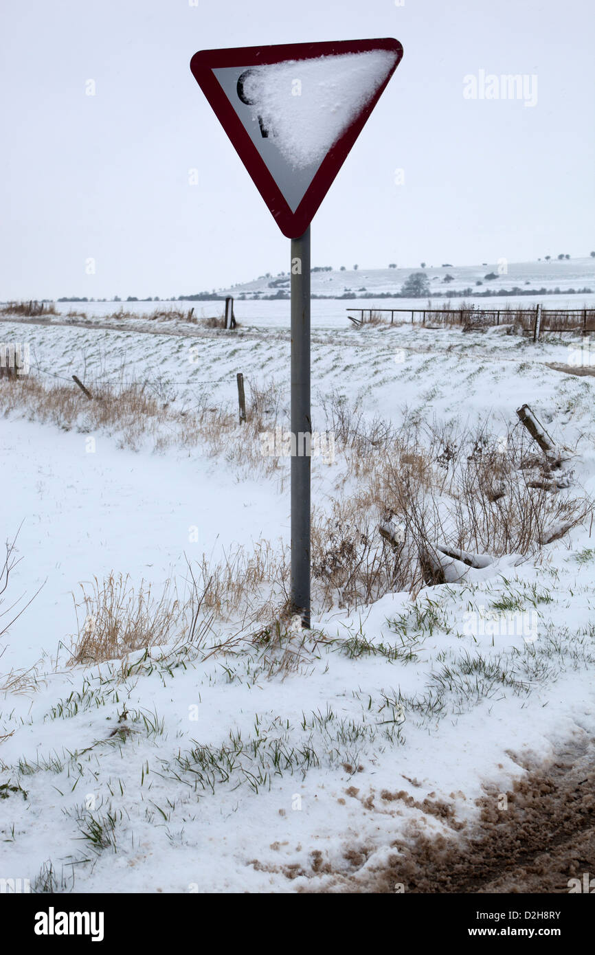 Geben Sie Weg Straßenschild teilweise durch Schnee verdeckt Stockfoto