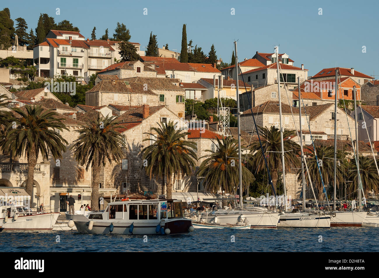 Elk192-2998 Kroatien, Insel Hvar, Hvar Stadt, Häuser am Hang mit Hafen und Boote Stockfoto