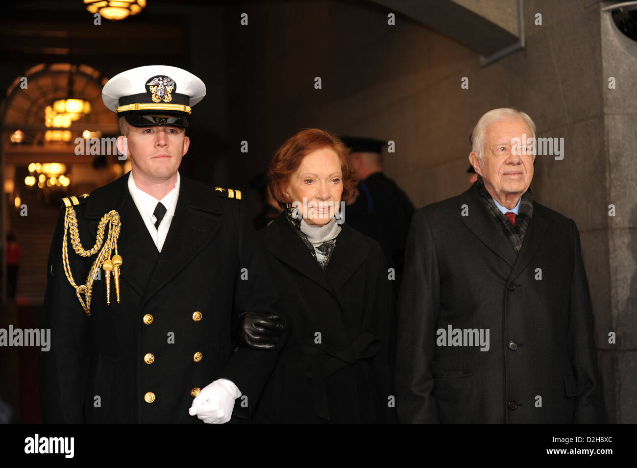 Ehemalige uns ehemaligen Präsidenten Jimmy Carter und seine Frau Rosalyn Carter werden in die Plattform für die Vereidigung bei der 57. Presidential Inauguration auf dem US Capitol 21. Januar 2013 in Washington, DC begleitet. Stockfoto