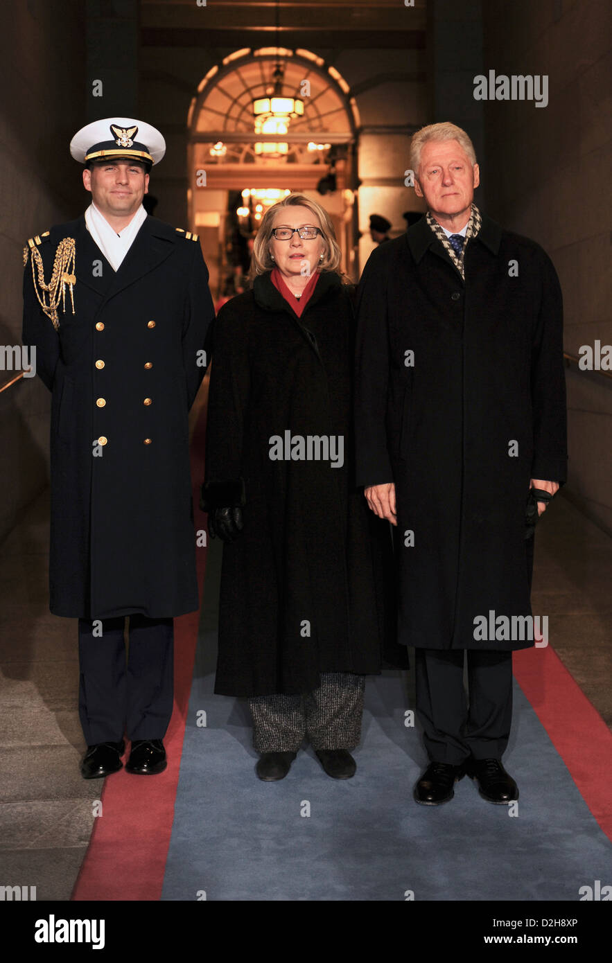 Ehemalige US-Präsident William Clinton und US-Außenministerin Hillary Rodham Clinton werden zur Plattform für die Vereidigung bei der 57. Presidential Inauguration auf dem US Capitol 21. Januar 2013 in Washington, DC begleitet. Stockfoto