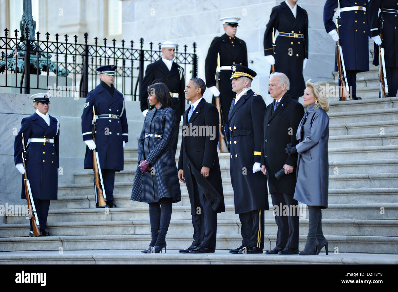 US Präsident Barack Obama und First Lady Michelle Obama, Vize-Präsident Joe Biden, Dr. Jill Biden Generalmajor Michael S. Linnington Zeuge den militärischen Pass im Rückblick auf die 57. Presidential Inauguration auf dem US Capitol 21. Januar 2013 in Washington, DC. Stockfoto