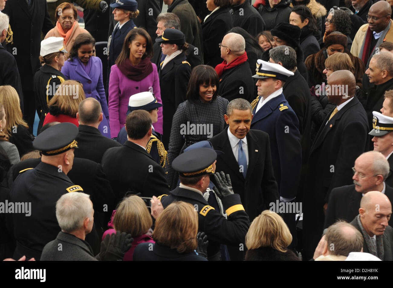 US-Präsident Barack Obama und die erste Familie machen ihren Weg von der Plattform während der 57. Presidential Inauguration auf dem US Capitol 21. Januar 2013 in Washington, DC. Stockfoto
