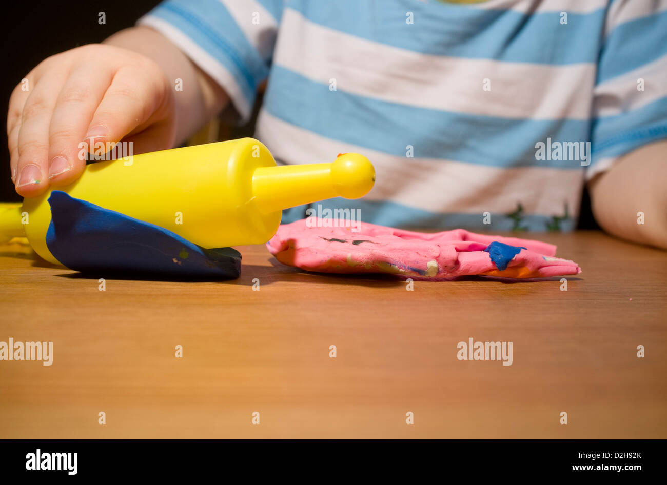 Kind spielt mit Knetmasse. Stockfoto