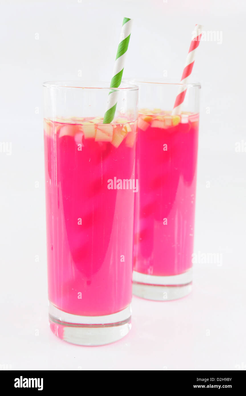 Rosa Sauerkrautsaft in Gläsern mit Strohhalmen Stockfoto