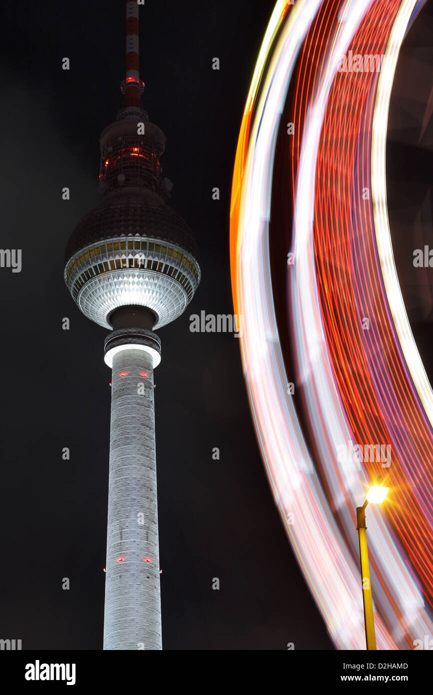 Berlin, Deutschland, vor dem TV Tower Riesenrad in der Nacht Stockfoto
