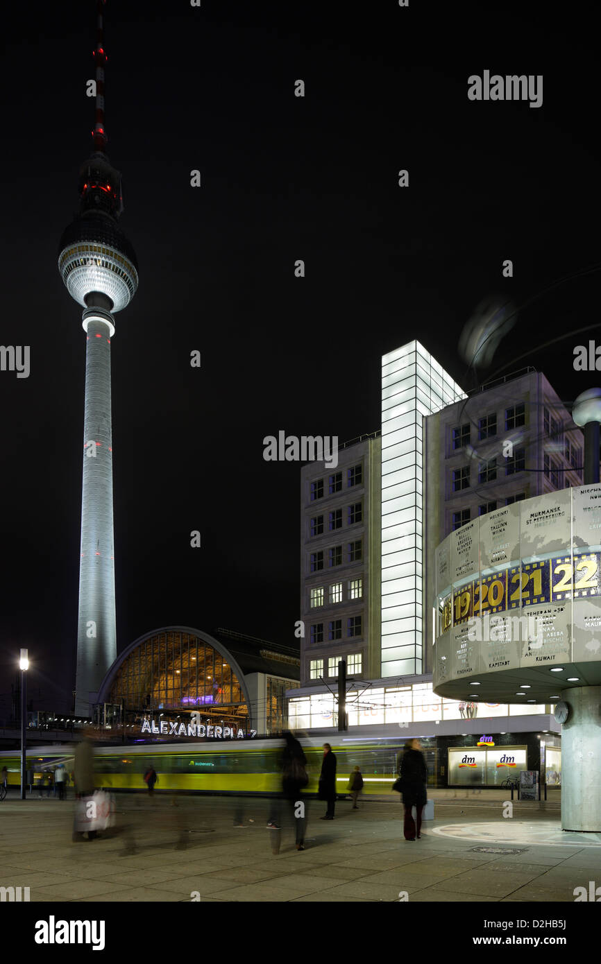 Berlin, Fernsehturm, Alexanderplatz und die Welt Uhr Haus Berolina Stockfoto