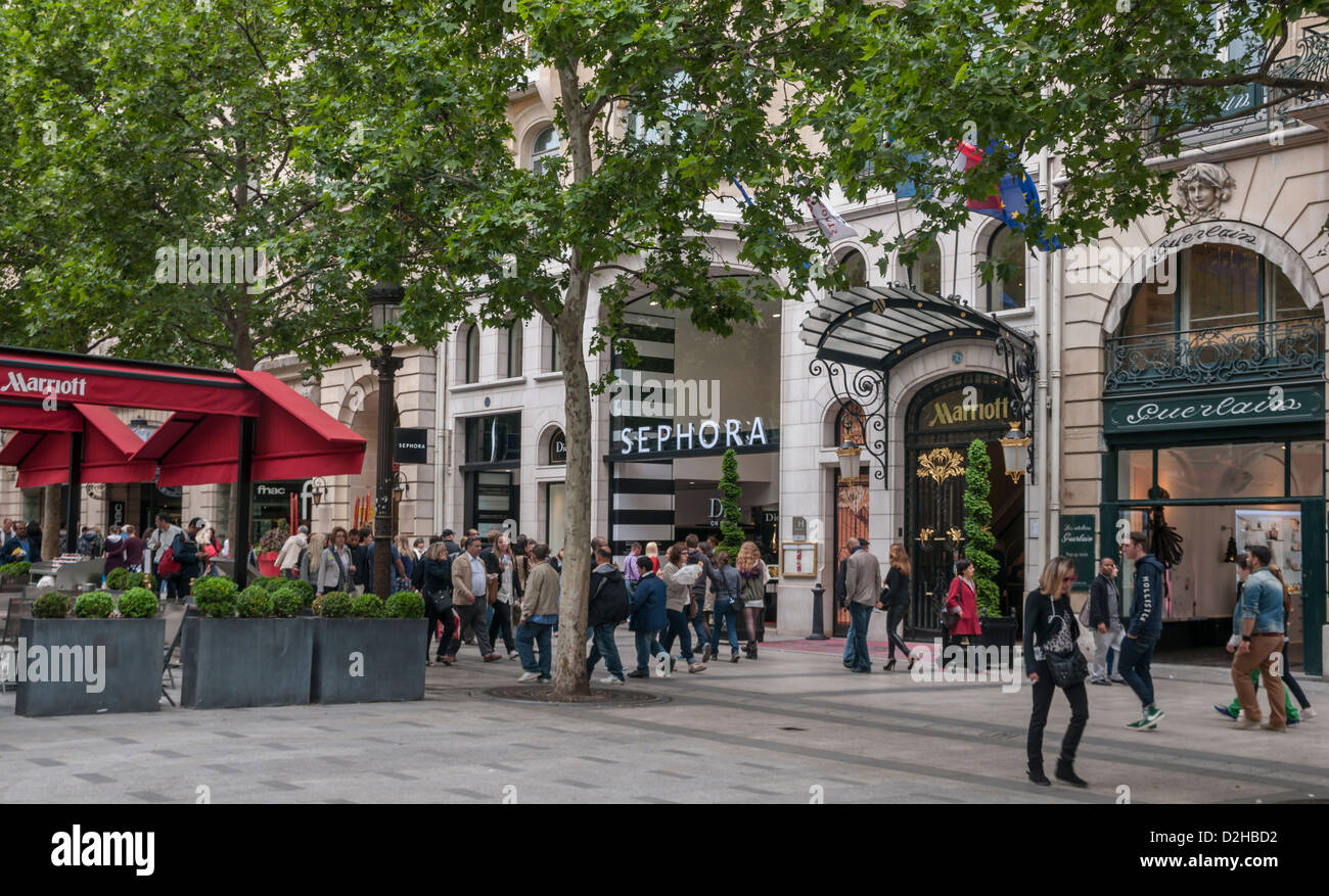 Straßencafés und Geschäfte entlang der Avenue des Champs-Elysées in Paris, Frankreich Stockfoto
