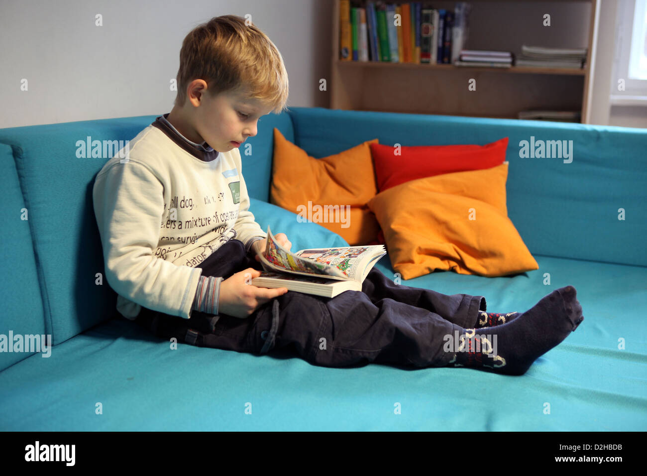 Berlin, Deutschland, junge ein Comic-Buch zu lesen Stockfoto