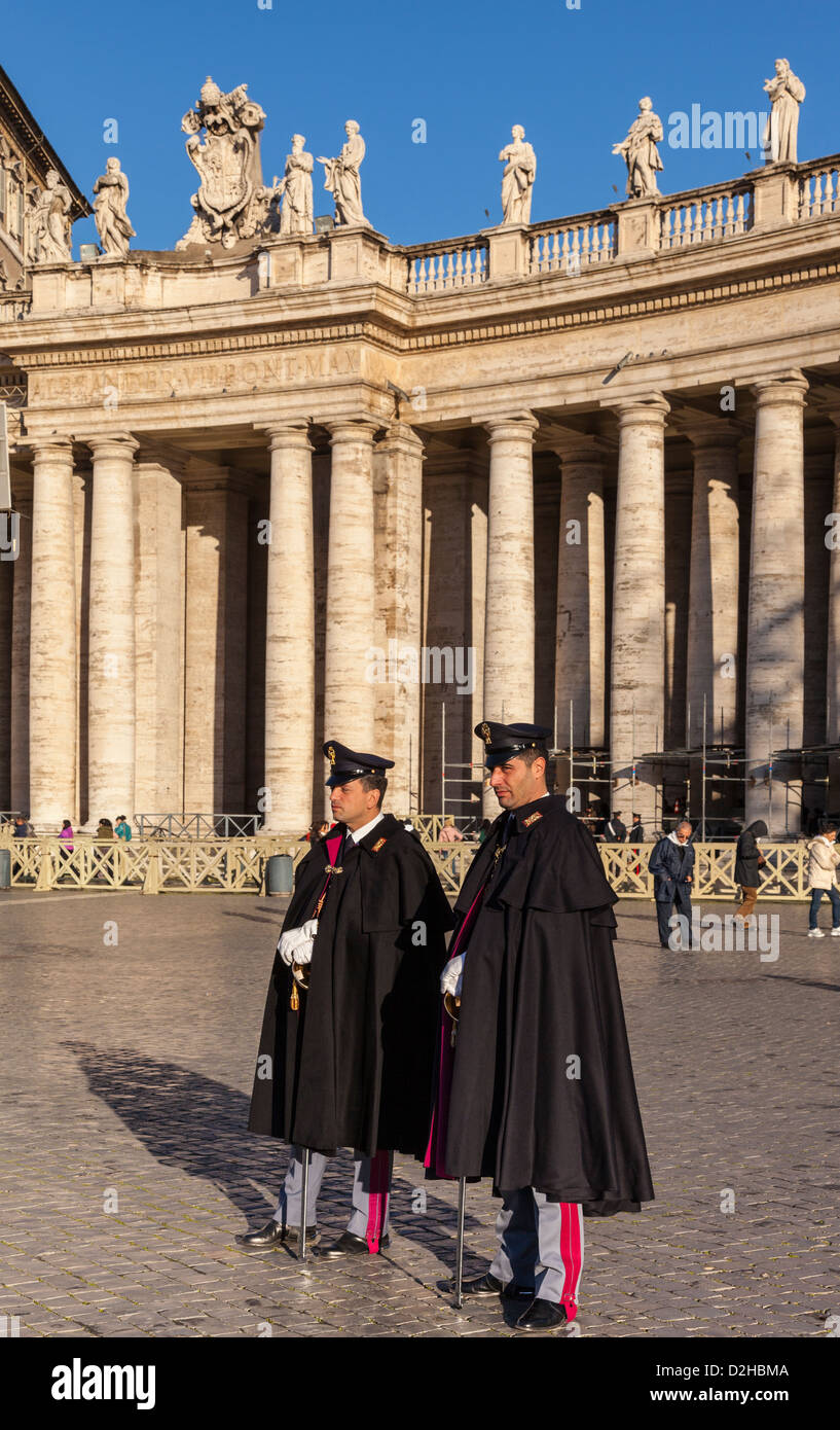 Schweizer Garde in St Peter's Square, Vatikanstadt, Rom Stockfoto