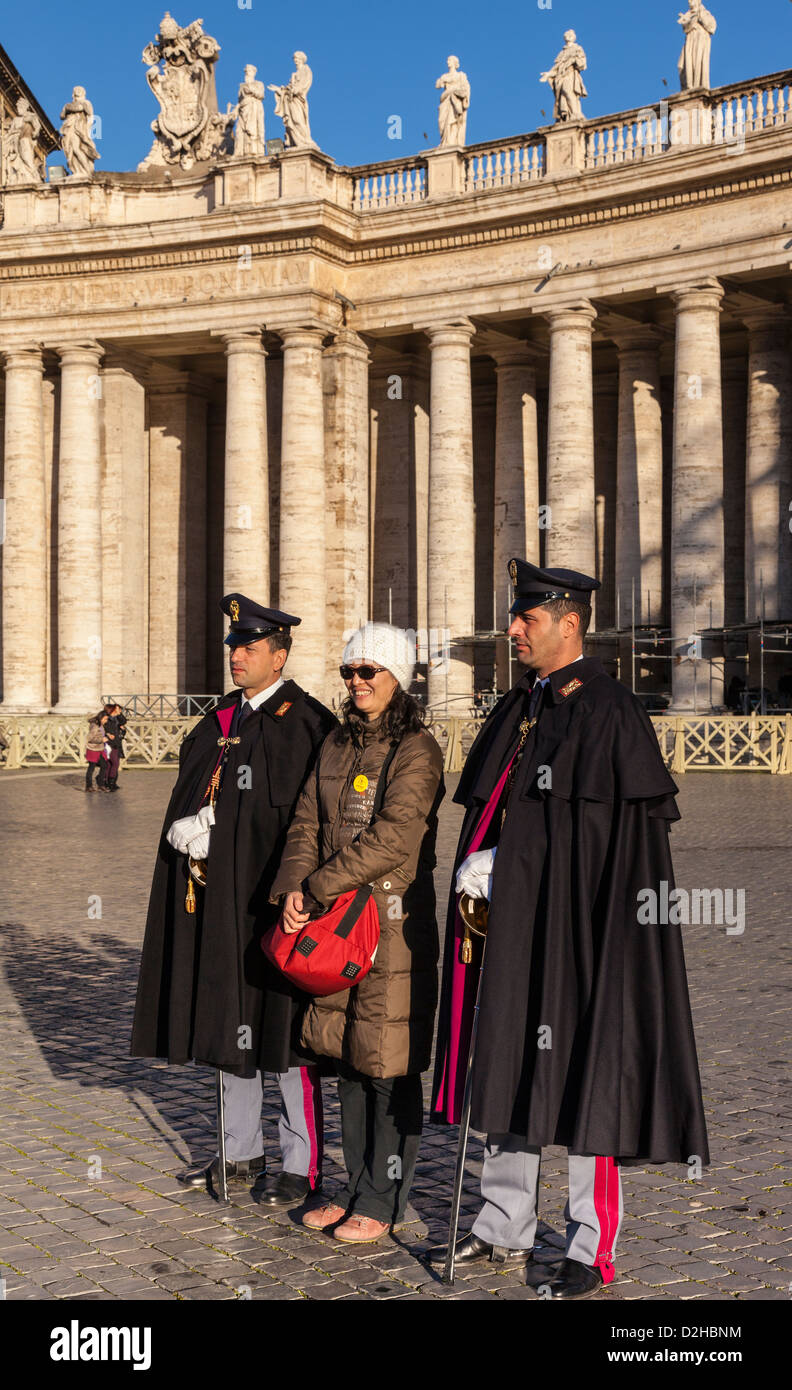Schweizer Garde in St Peter's Square, Vatikanstadt, Rom Stockfoto