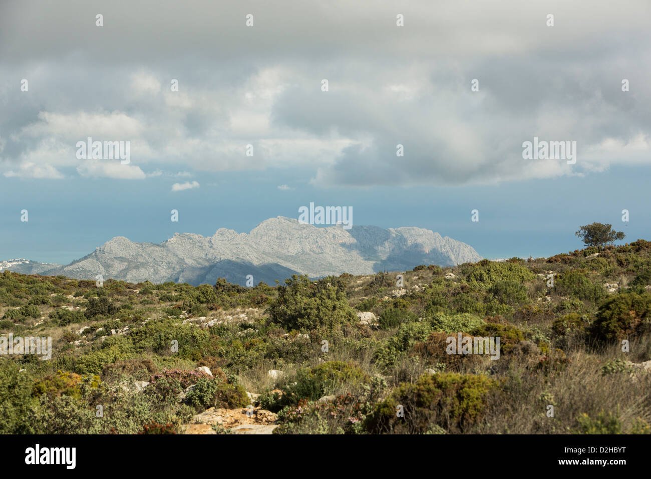 Blick auf den Berg Montgo von den Bergen der Costa Blanca, Javea, Provinz Alicante, Spanien Stockfoto