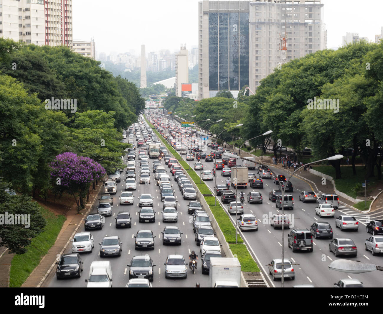 Sao Paulo, Brasilien. 24 Jan, 2013. Der Stadt Sao Paulo feiert, am 25. Januar seine 459th Jubiläum. Starker Verkehr ist auf den Hauptstrecken verbunden mit dem Innenraum des Staates Sao Paulo erwartet vor und während der Urlaub in der Stadt. Die Avenida Vinte e Tres de Maio ist voll mit Fahrzeugen am Tag vor Sao Paulo City 459th Jahre Jubiläum. Credit: Andre M. Chang/Alamy leben Nachrichten Stockfoto