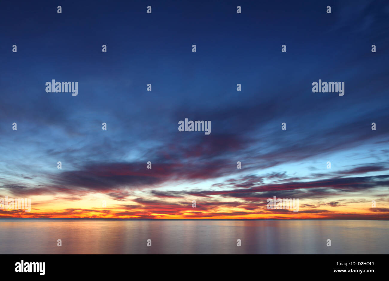 Sonnenaufgang über dem Mittelmeer. Costa Del Sol, Andalusien, Spanien Stockfoto