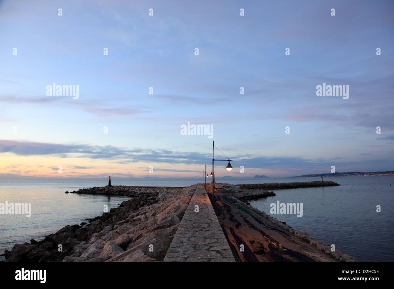 Sonnenaufgang im Hafen von Estepona. Costa Del Sol, Andalusien, Spanien Stockfoto