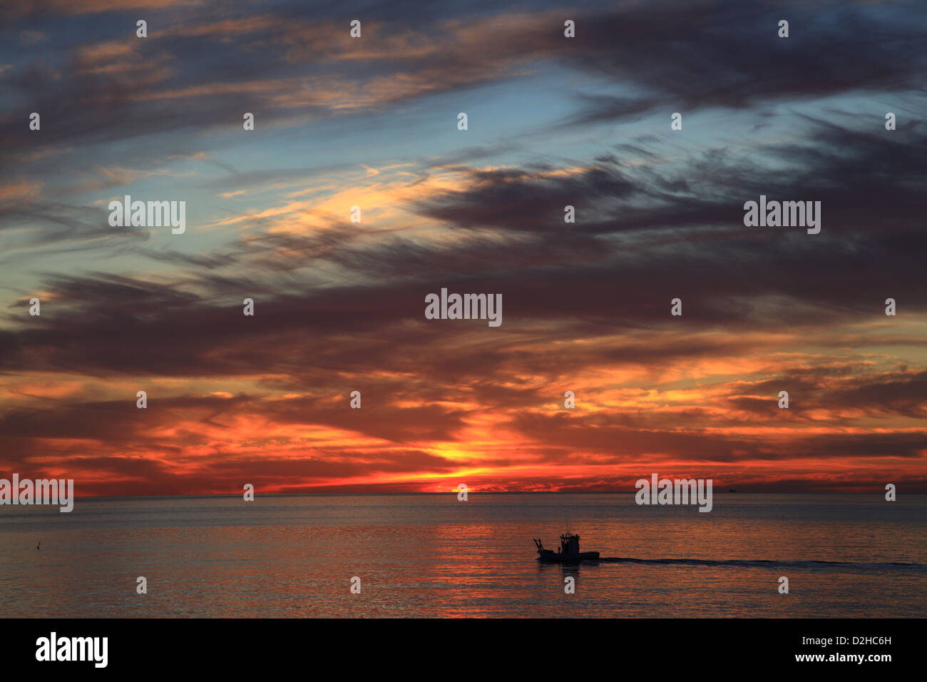 Angelboot/Fischerboot im Meer bei Sonnenaufgang Stockfoto