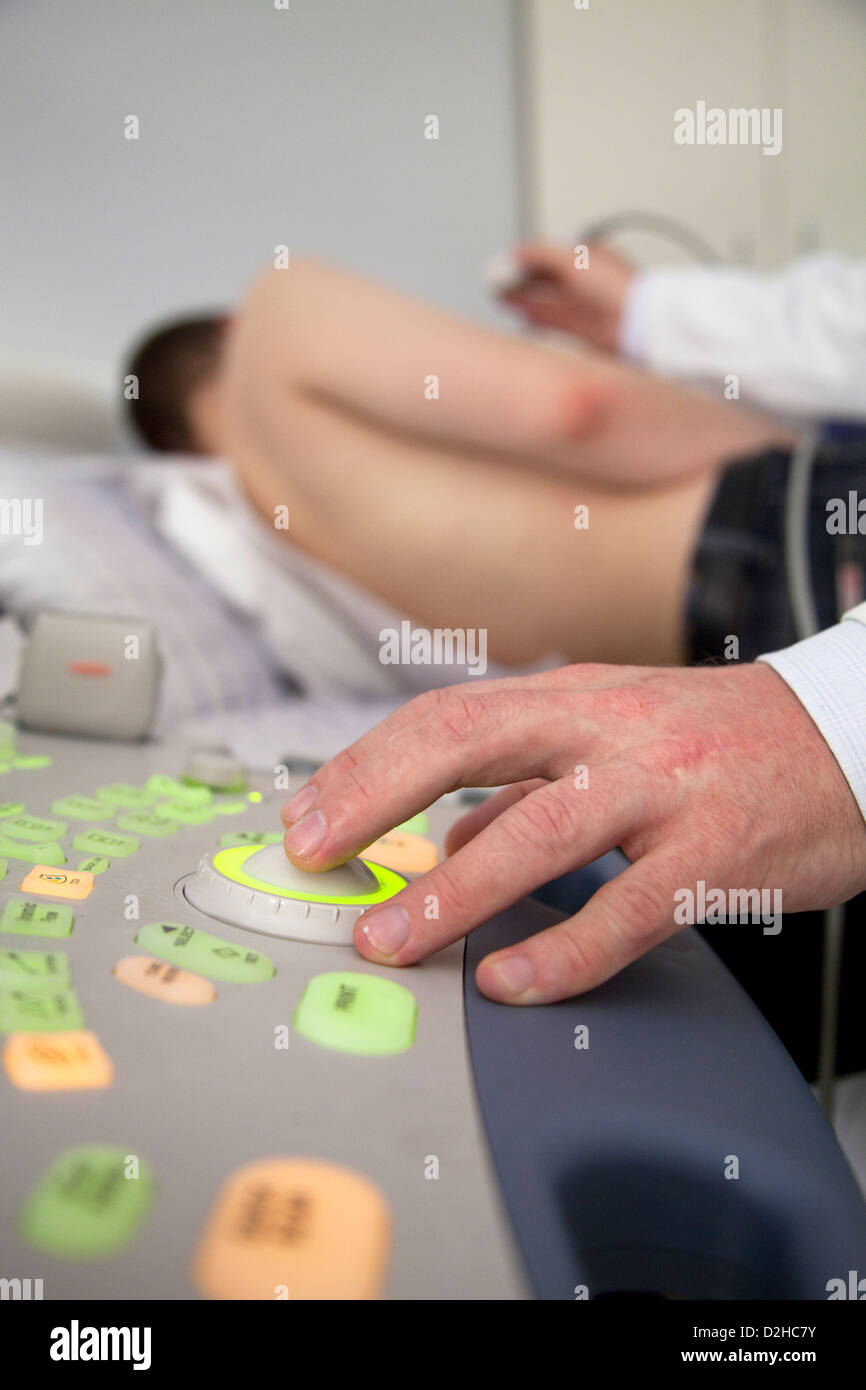 Essen, Deutschland, Ultraschalluntersuchung bei einem Patienten Stockfoto