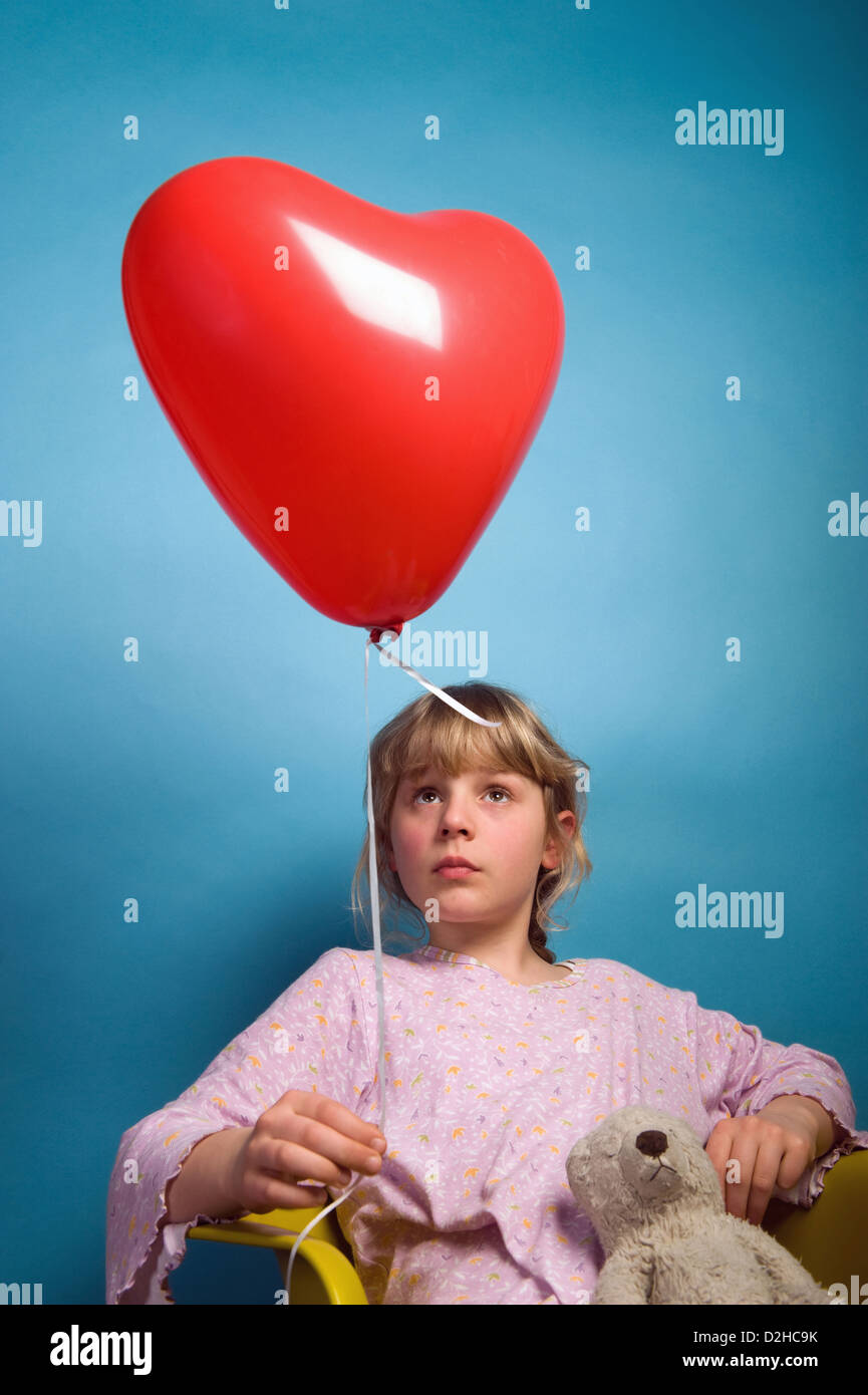 Berlin, Deutschland, ein Mädchen mit einem Ballon herzfoermigen Stockfoto