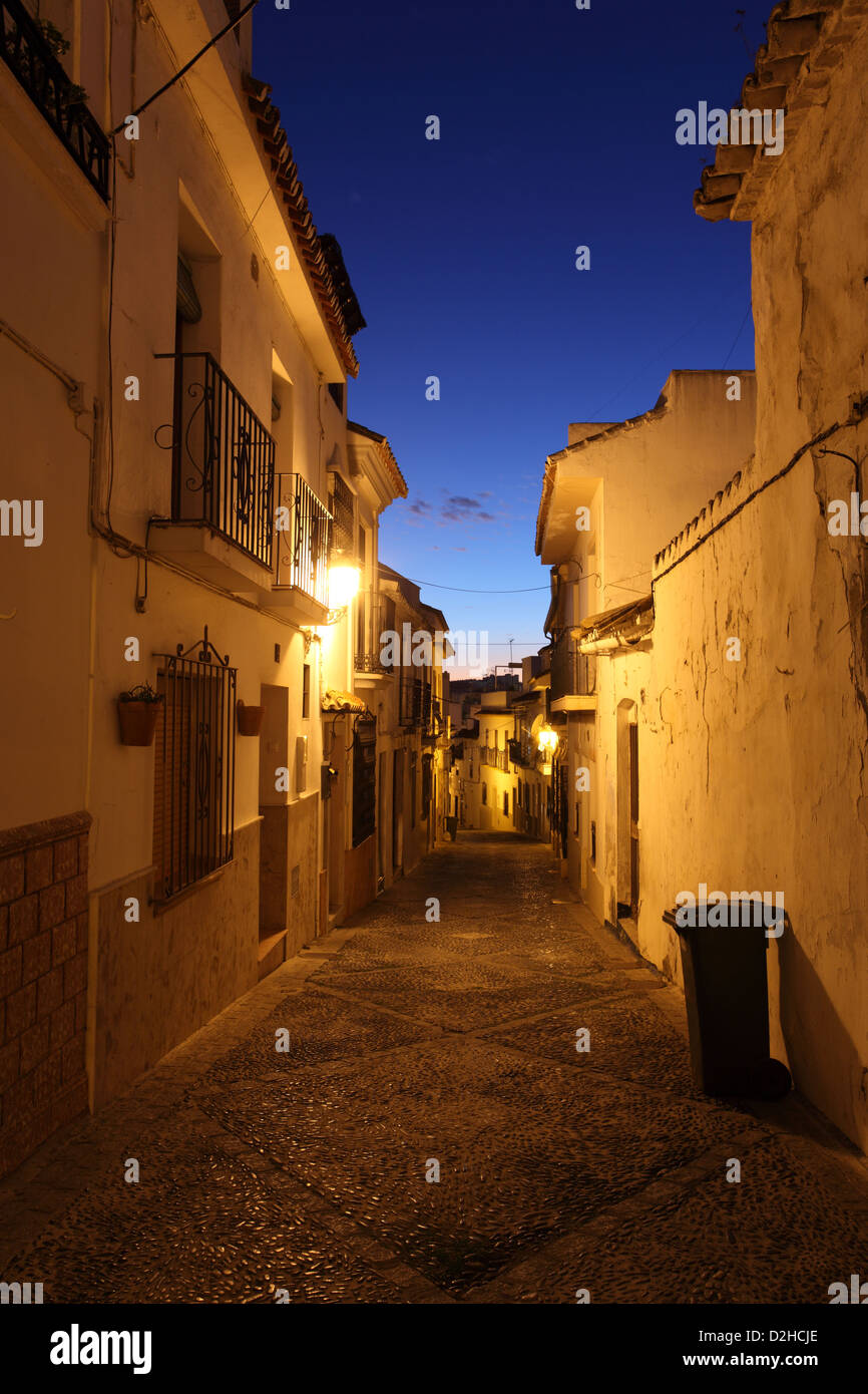 Straße in der Altstadt von Estepona in der Nacht. Andalusien, Spanien Stockfoto