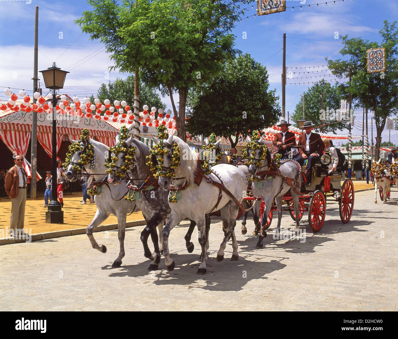 Dekorierte Pferdekutsche auf der Feria de Abril de Sevilla (Sevilla April Fair), Sevilla, Provinz Sevilla, Andalusien, Spanien Stockfoto