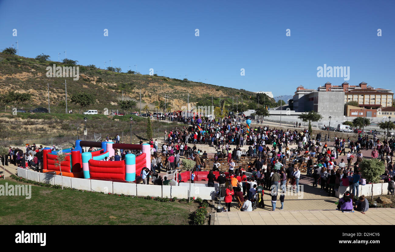 Party im freien - kamen die magischen drei Könige in der Stadt. 5. Januar 2013, Estepona, Andalusien Spanien Stockfoto