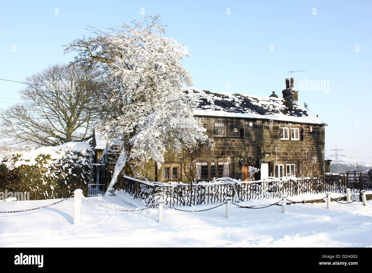 verschneiten Winter-Ferienhaus in das Einfrieren von 2013 Stockfoto