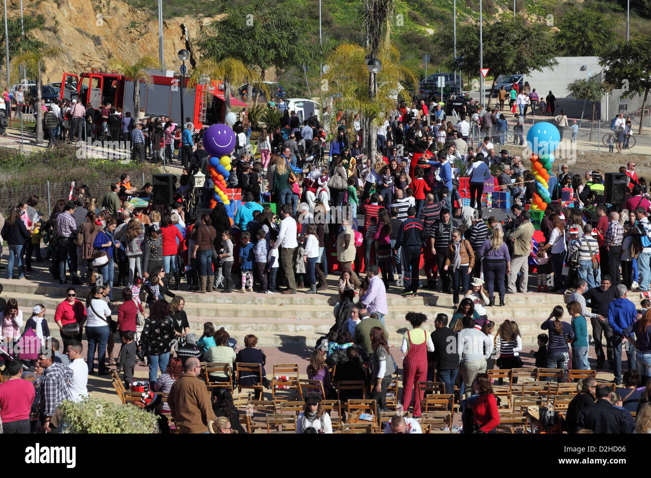 Eltern bringen ihre Kinder um die drei magischen Könige. Traditionelle spanische Feier. 5. Januar 2013, Estepona Andalusien Spai Stockfoto