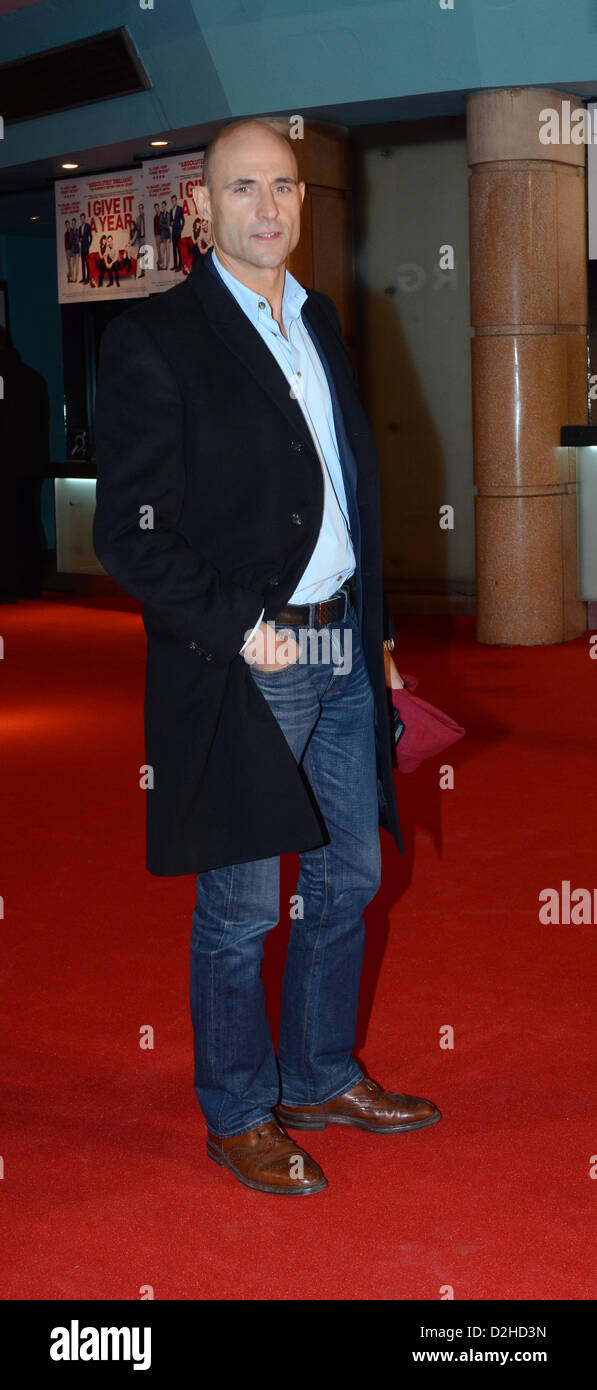 24. Januar 2013: Mark Strong besucht die Europäische Premiere von "ich geben es ein Jahr" im Londoner Leicester Square, London, UK. Stockfoto