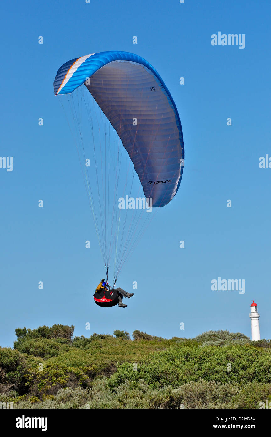 Mann, parasailing über einen Strand auf der Great Ocean Road in der Nähe von Lorne in Victoria Australien Stockfoto