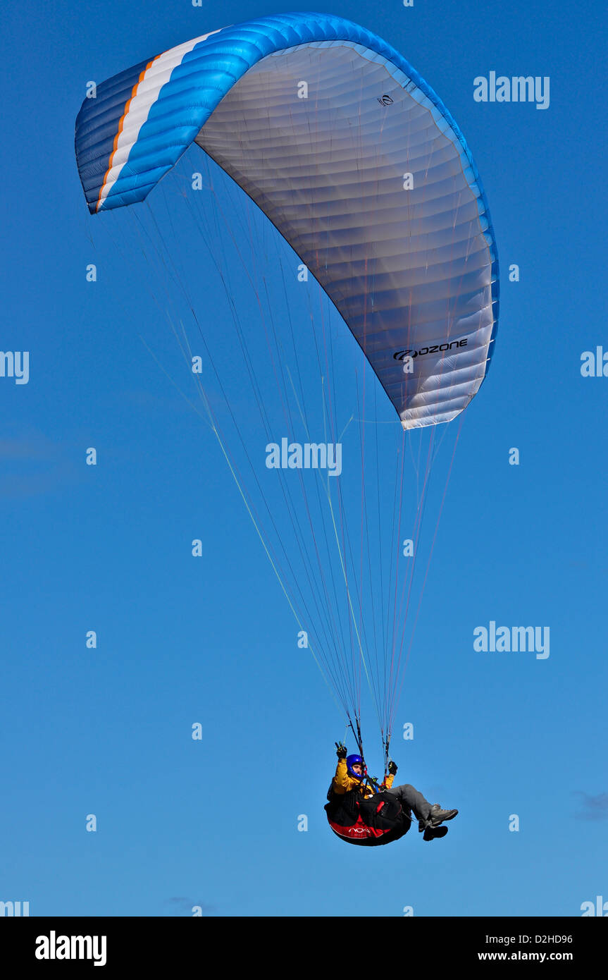 Mann, parasailing über einen Strand auf der Great Ocean Road in der Nähe von Lorne in Victoria Australien Stockfoto