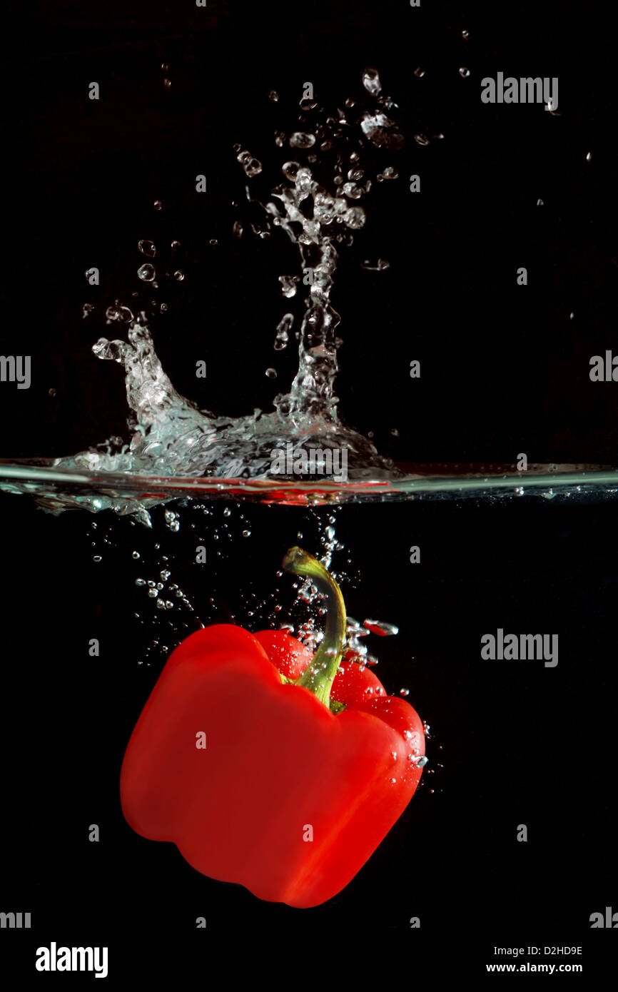 Rote Paprika macht einen Sprung ins Wasser Stockfoto