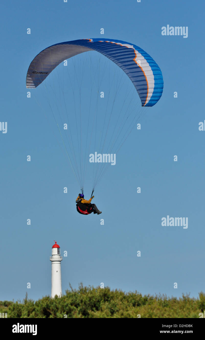 Mann, parasailing über einen Strand auf der Great Ocean Road in der Nähe von Lorne in Victoria Australien Stockfoto