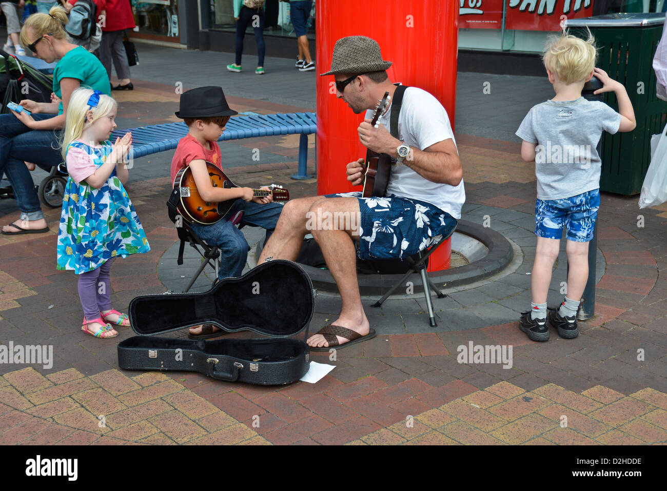 Vater und Sohn als Straßenmusikant Team in Hobart Tasmanien Stockfoto