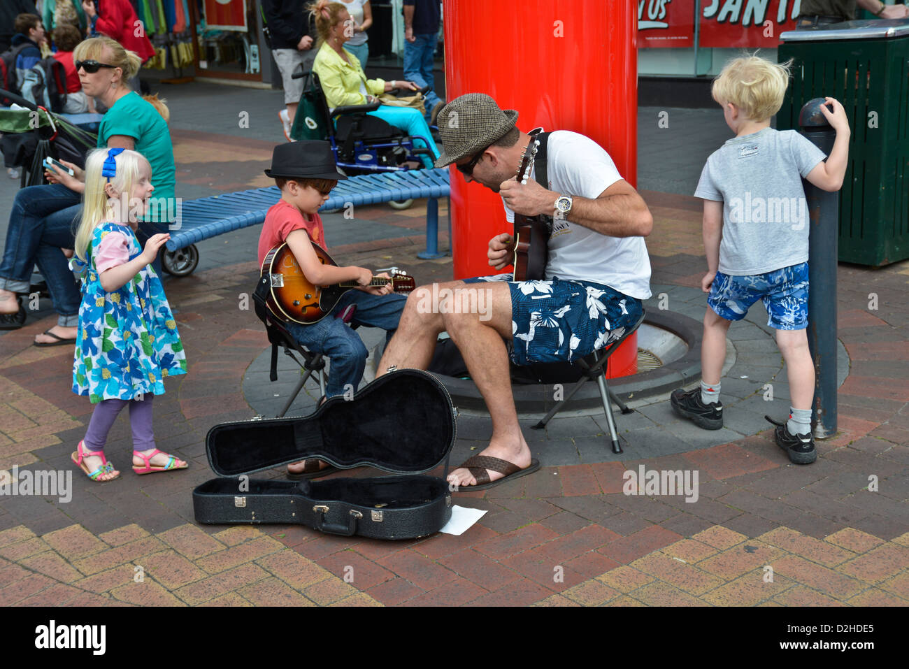 Vater und Sohn als Straßenmusikant Team in Hobart Tasmanien Stockfoto